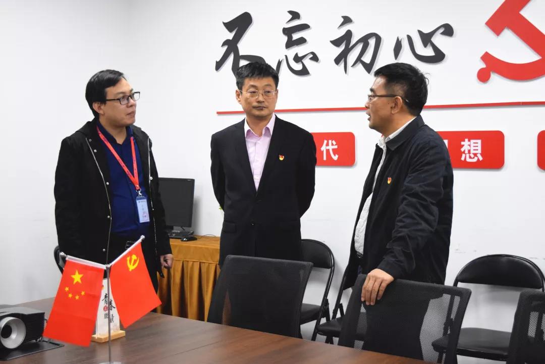中共安陽市委網(wǎng)信辦主任路玉軍、副主任王曉萌等一行人蒞臨安陽青峰網(wǎng)絡(luò)指導(dǎo)工作