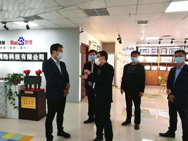 安陽市商務局副局長張躍勇，攜同天津伍創(chuàng)電子商務有限公司李富民一行蒞臨安陽青峰網(wǎng)絡參觀指導??！